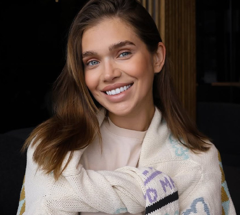 Ніби зефірка: Саша Бо помилувалася 1-річною дочкою у рожевому костюмчику