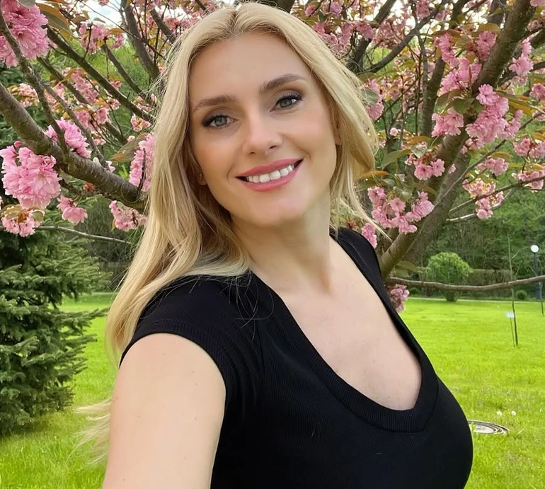 Федишин у топі та асиметричних джинсах попозувала на тлі сакур. Фото