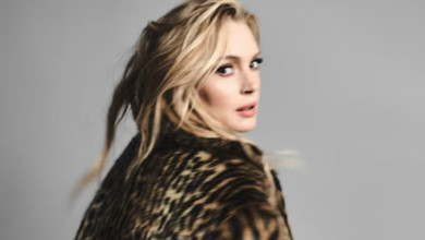 Лохан у боді та шубці виставила стрункі ніжки для звабних фото в глянці. Фото