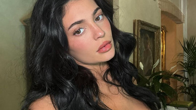 Хиже бікіні та черешні: Кайлі Дженнер наробила спокусливих фото на італійському відпочинку. Фото