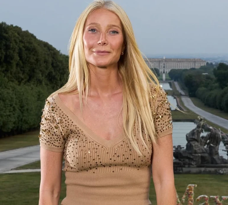 52-річна Пелтроу в декольтованому купальнику зазнімкувала свої стрункі форми