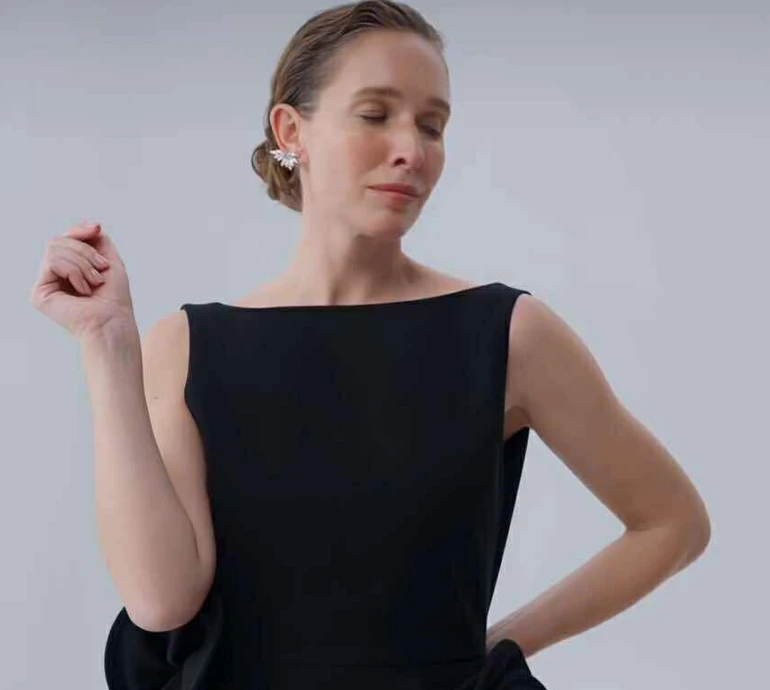 Мінімум мейку та сукня за 70 тисяч: Осадча у гламурній зйомці оголила спину та довгі ноги. Відео