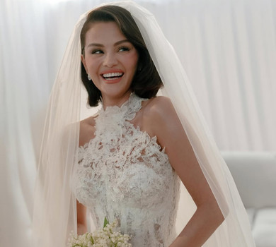 Шлейф, вишивка і лаконічне міді: Гомес на глянцевих фото продемонструвала свої три весільні сукні