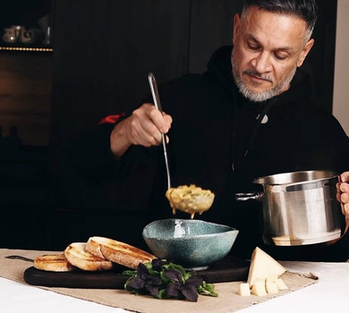 Зігріє в холодну погоду: Хіменес-Браво показав, як готувати сирний суп із броколі