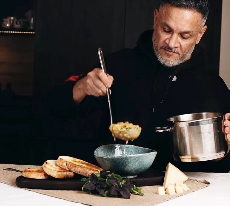 Зігріє в холодну погоду: Хіменес-Браво показав, як готувати сирний суп із броколі