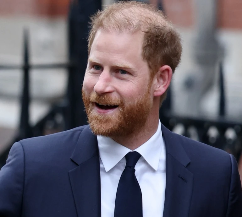 Волосся вдома забув? Лисіючого принца Гаррі, що прибув до Лондона, висміюють в мережі