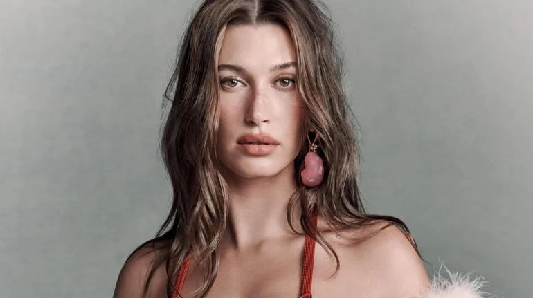 16 серцевих нападів на день: Хейлі Бібер з бабкою на голих грудях розповіла про досвід материнства та формування свого стилю