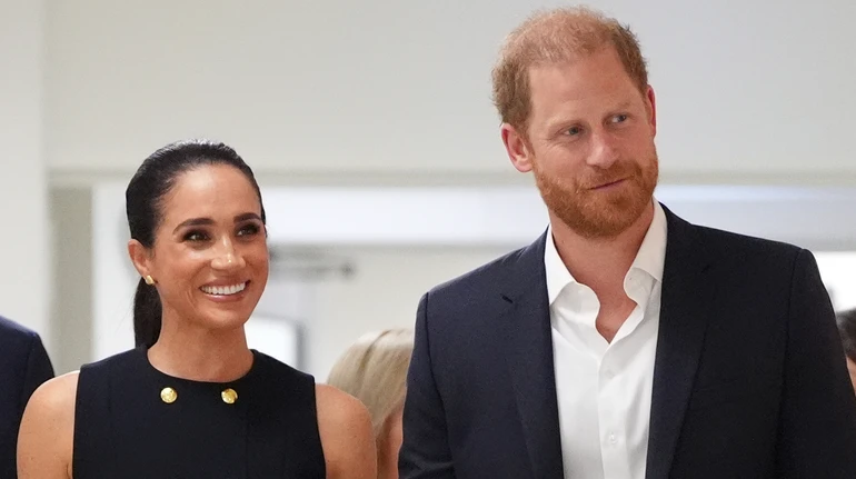 Меган Маркл у темно-синьому міді й годиннику за $27 тисяч показалася з чоловіком у дитячій лікарні в Мельбурні