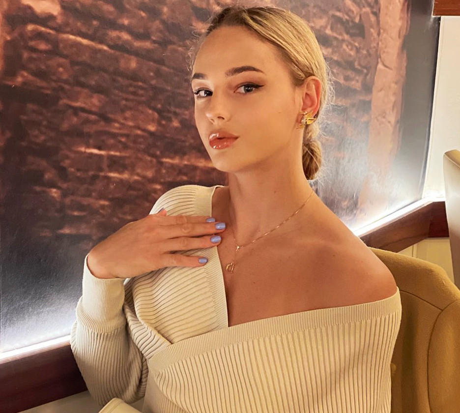 Білодід в ультракоротких шортах посвітила довжелезними ногами на люксових підборах. ФОТО