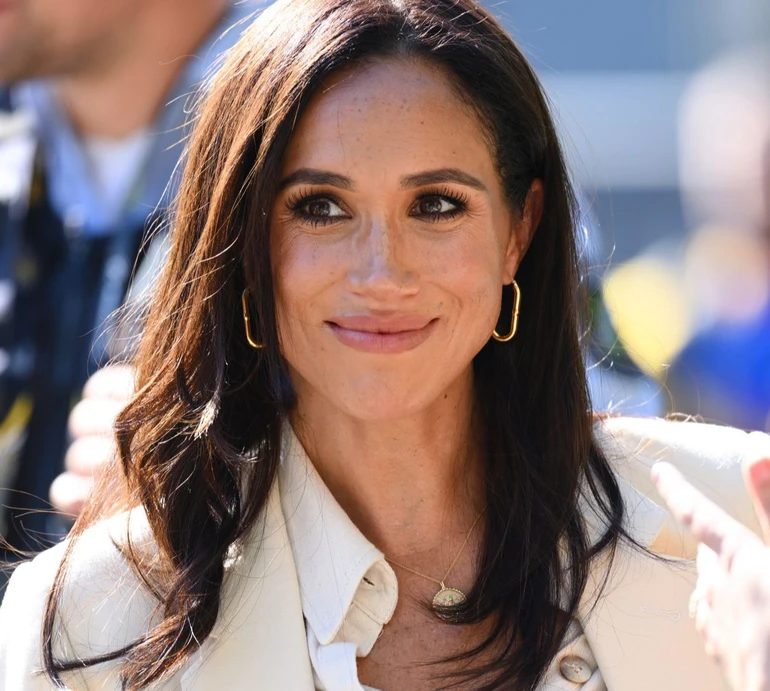 Меган Маркл посвітила стрункими ніжками у шортах кольору грибів. ФОТО