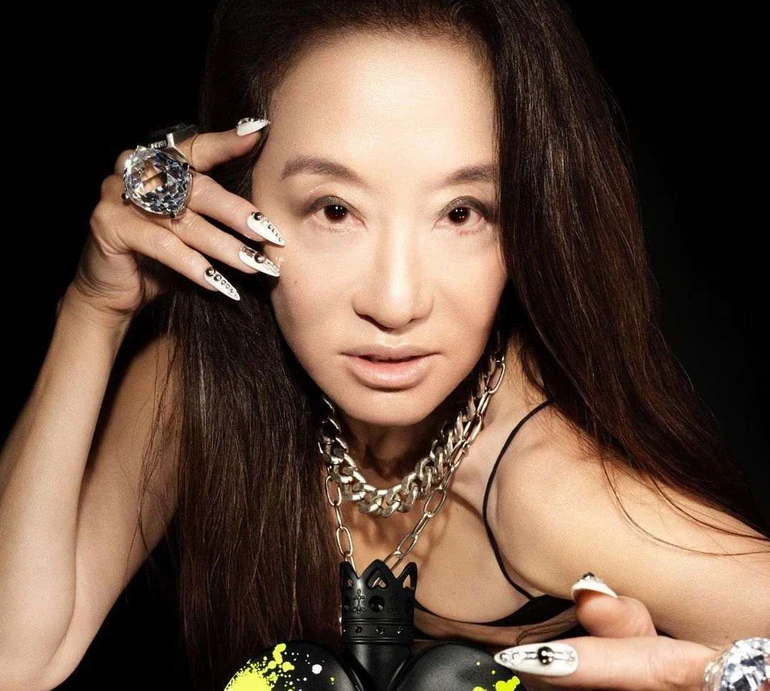 Неначе сестри: 74-річна Вера Вонг показалася зі своїми доньками в ошатних блискучих сукнях. Фото