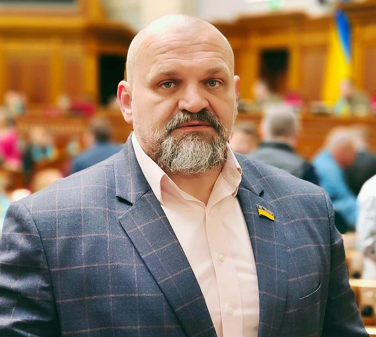 Казала, що я від неї маю йти в одних шкарпетках: Вірастюк зізнався, що досі судиться з ексдружиною