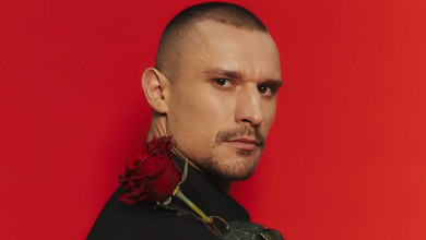 Сама себе не викопає: Цимбалюк в обіймах мами показався на городі з відром картоплі. Фото