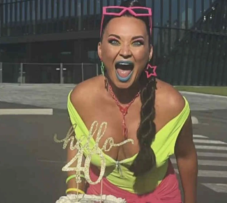 Мої шикарні 40: Саліванчук у неоновому купальнику спробувала втекти від свого ювілею. Відео