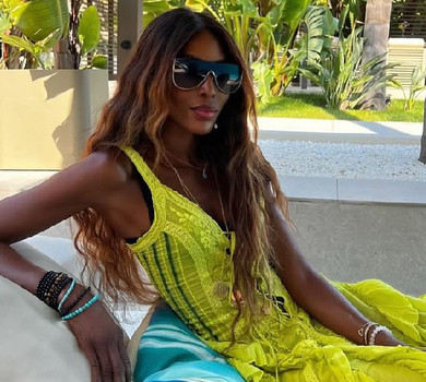 Кемпбелл під час відпустки показалася на яхті в бікіні, на турніку та в стійці на голові