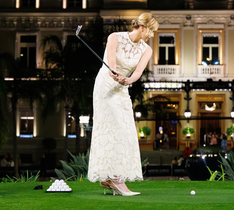 Колір off-white та квіти: княгиня Шарлін у тюлевій сукні за $3 тисячі пограла в гольф на Кубку Принцеси Монако