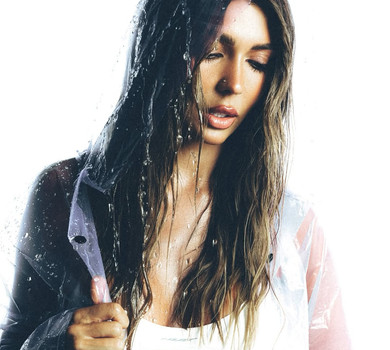 Дружина Яремчука у крихітному топі та прозорому дощовику посвітила бюстом для чуттєвих фото