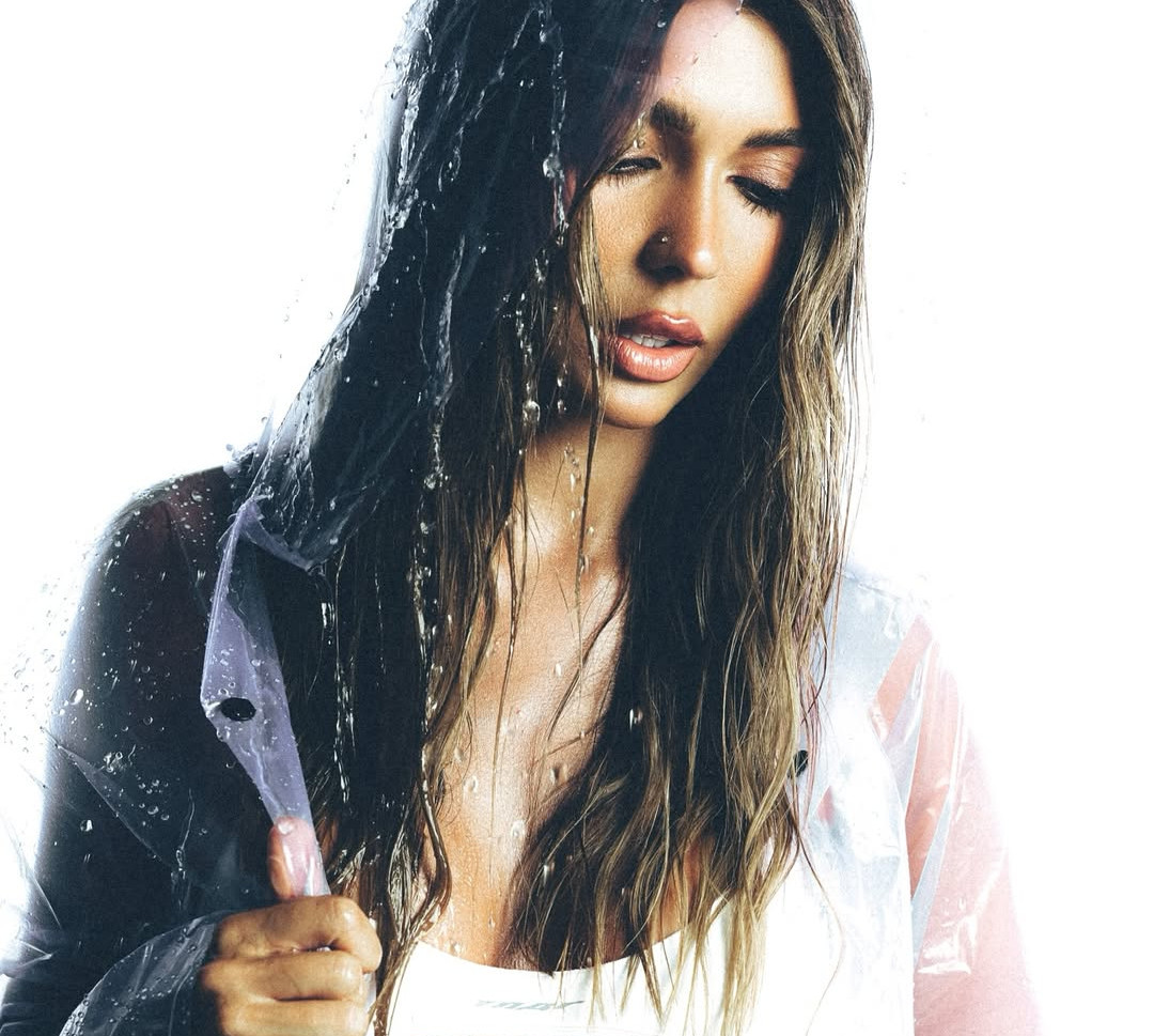 Дружина Яремчука у крихітному топі та прозорому дощовику посвітила бюстом для чуттєвих фото