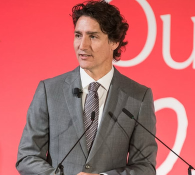 Майстрували разом: Трюдо у костюмі акули похвалився парним образом на Геловін з молодшим сином