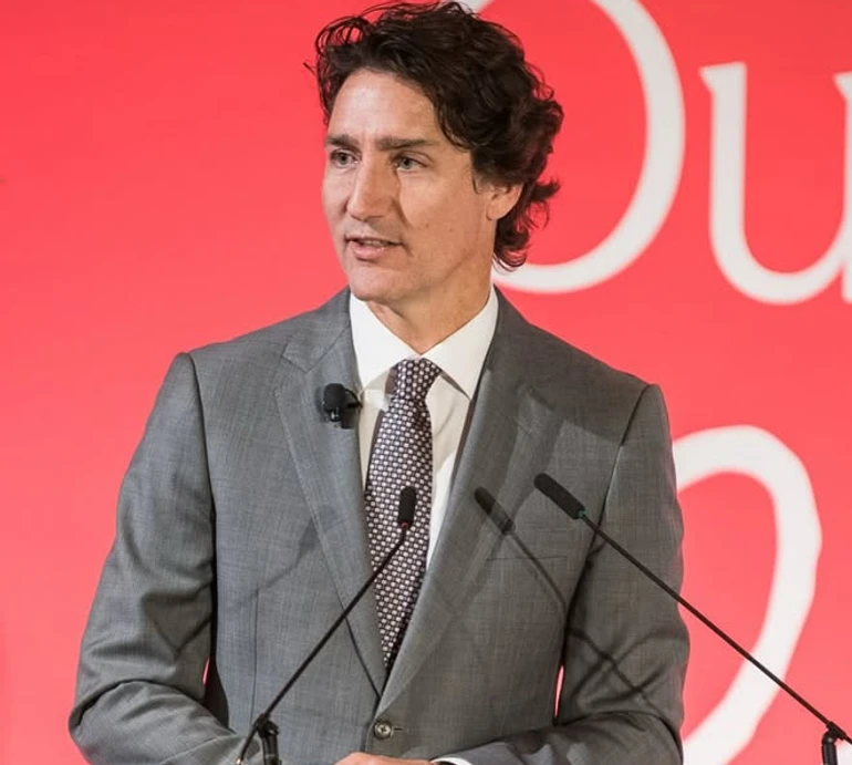 Майстрували разом: Трюдо у костюмі акули похвалився парним образом на Геловін з молодшим сином