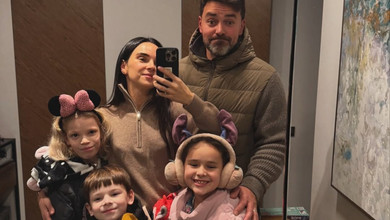 Піжами, танці і сімейна акробатика: Мірошниченки з чотирма дітьми влаштували яскраве прикрашання ялинки