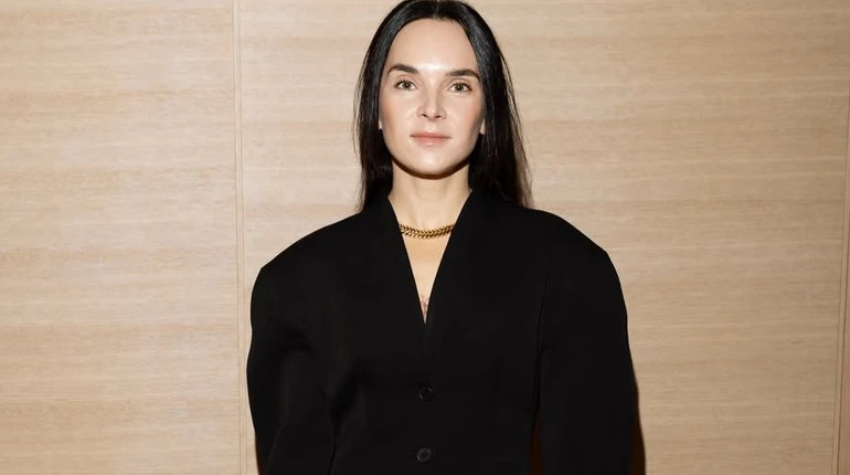 Мірошниченко на ранкових селфі похвалилася стрункою фігурою у крихітному купальнику