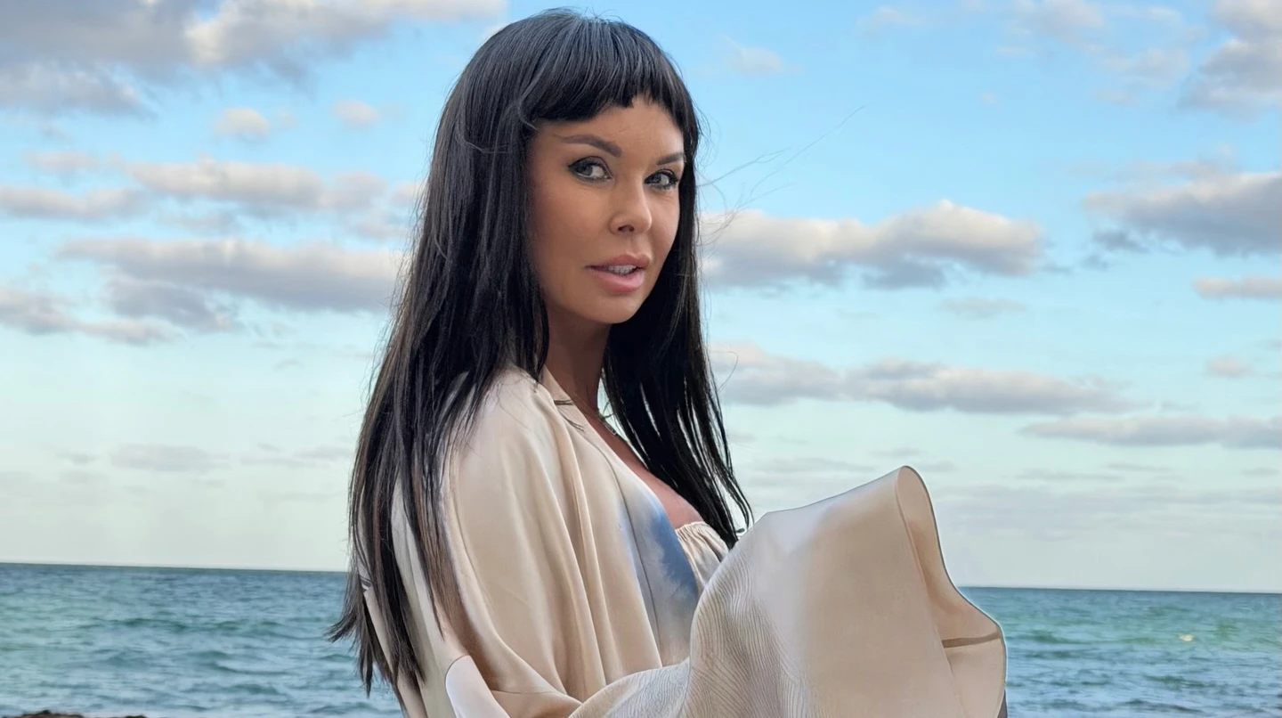 60-річна Ахат у шовковому топі та спідничці посвітила засмаглим пресом на тлі пальм