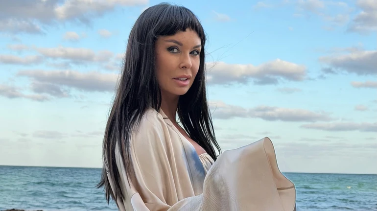 60-річна Ахат у шовковому топі та спідничці посвітила засмаглим пресом на тлі пальм