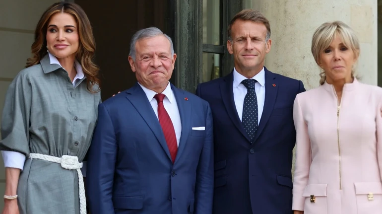 Королева Ранія в сукні на сорочку та Бріджит Макрон у рожевому Louis Vuitton зустрілися на обіді в Парижі