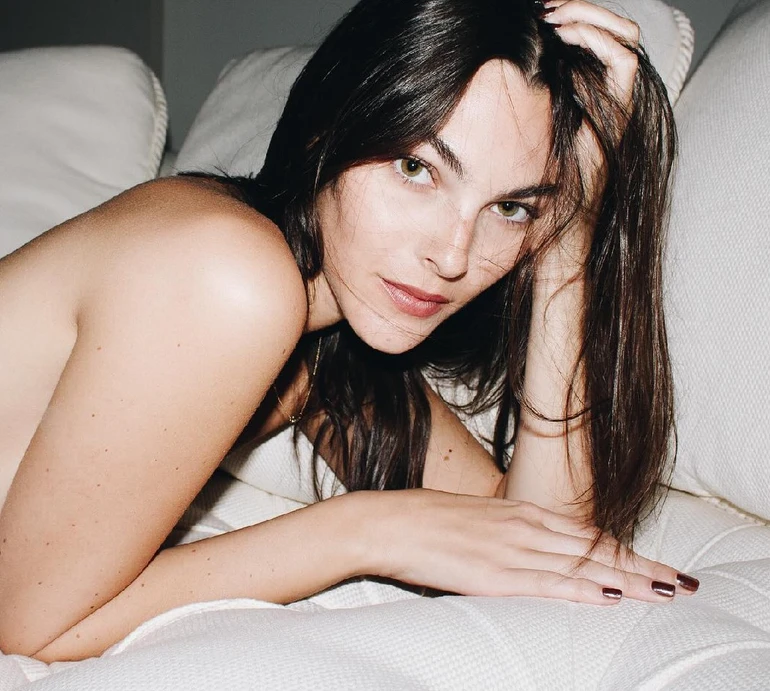 25-річна дівчина ДіКапріо оголила груди для чуттєвих кадрів