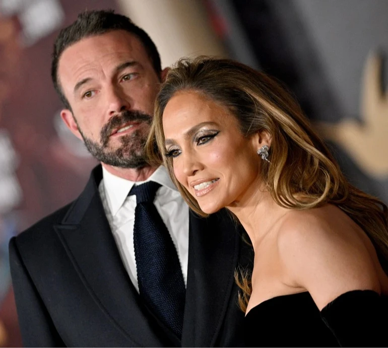 Лопес та Аффлек провели 4 години у виставленому на продаж будинку, а інсайдер розповів, що між ними відбувається