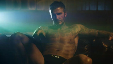 Сини Бекхема з подружками, мамою та сестрою завітали на презентацію реклами, де їхній татко світить м'язистим тілом у трусах. Відео