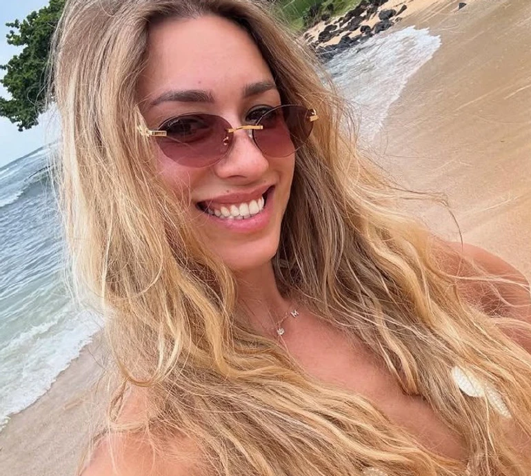 Шульгіна в бікіні у четверту річницю стосунків похизувалася новим кольором волосся