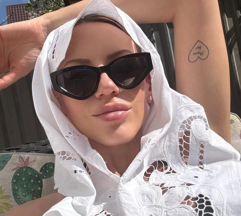 Нікітюк із коханим у затишних луках похвалилися бівнями на селфі в ліфті