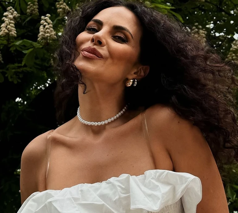 Місто сили, краси й свободи: Каменських у романтичній сукні з рюшами привітала Київ на тлі каштанів