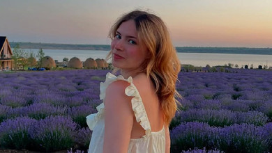 Згорівша дочка Кравець у сукні від Кацуріної наробила фото в лаванді на заході сонця