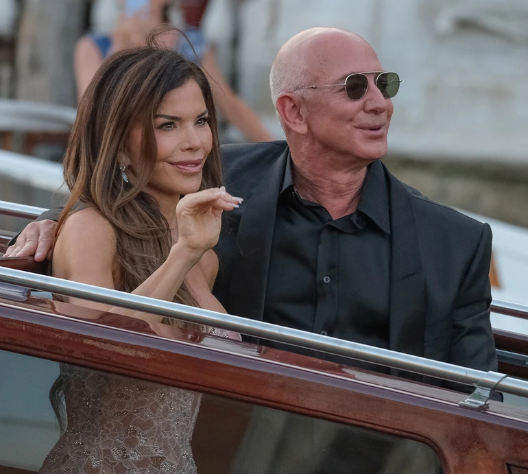 Безоса з новоспеченою дружиною у міні зазнімкували у Венеції на прогулянці після весілля