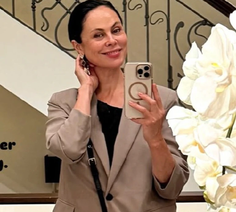 Жінка не буває однаковою: ексдружина Кличка у чорному міні наробила ефектних селфі з кішкою