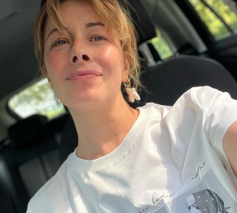 Шматочки літа: Кравець повеселила посмішкою сина та похвалилася розтяжкою доньки