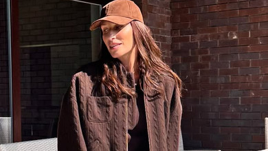 Шоколадний настрій: дружина Тігіпка у мікрошортах та чоботах посвітила ногами на сонячному подвір'ї