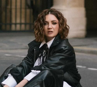 Я така, як мені хочеться: Цибульська у ботфортах і шкірянці блиснула стегном на асфальті в Парижі