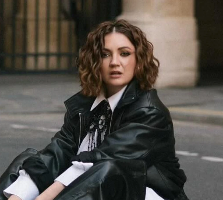 Я така, як мені хочеться: Цибульська у ботфортах і шкірянці блиснула стегном на асфальті в Парижі