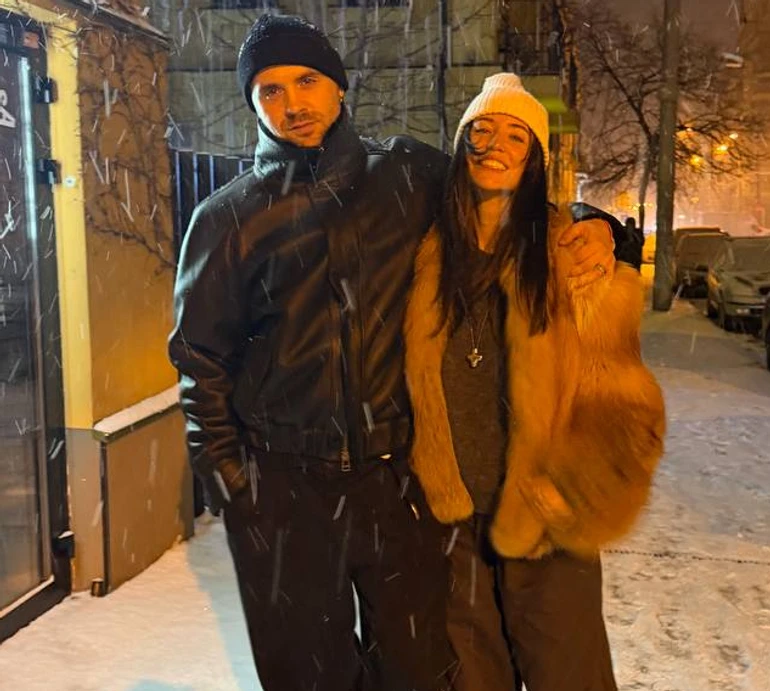 Дорофєєва в шубі з Кацуріним у шкірянці подуркували під снігом вечірнього Києва. Фото