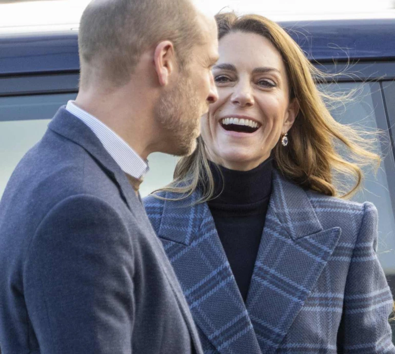 Принц Вільям і Міддлтон у картатому пальтi зазнімкувалися в Шотландії коло ісполінських конячок