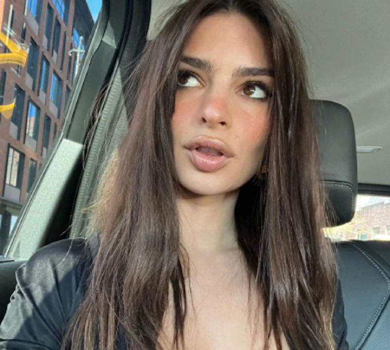 Ратаковскі коло стіни посвітила принадами у плетеному бікіні. ФОТО