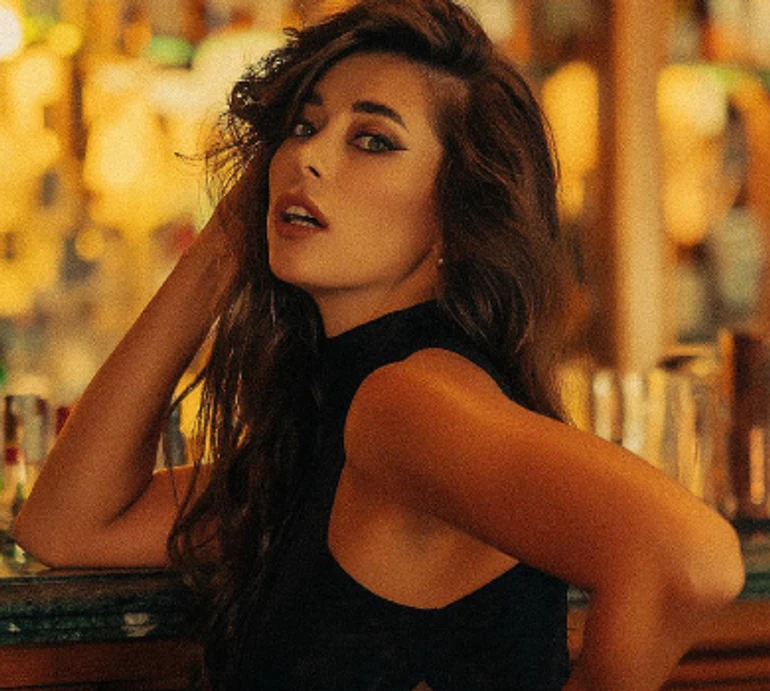 Неплях в обтислій сукні посвітила соковитими стегнами для ФОТО