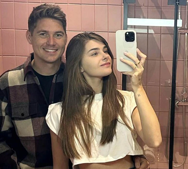 Душа моя: третя дружина Остапчука з нагоди річниці піднесено звернулася до нього на тлі кахлів, а він подякував їй за готовність бігти