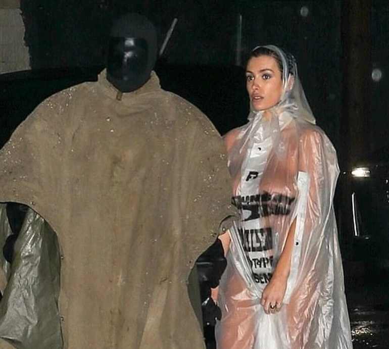 Спіднє - для боягузів: жінка Каньє Веста посвітила голим тілом з-під прозорого дощовика