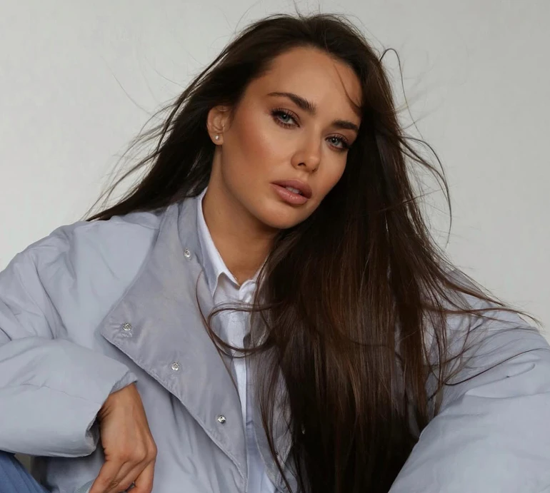 Мішина посвітила бюстом крізь напівпрозору сукню і поміркувала про любов