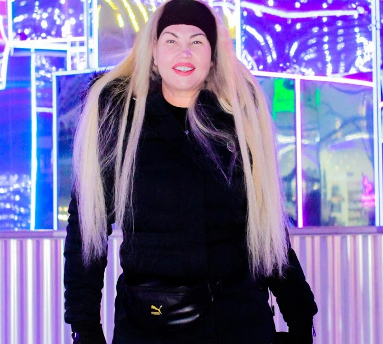 Магія в кожному русі: Камалія у лискучих шкіряних легінсах покаталася на ковзанах. Відео